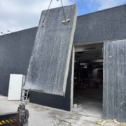 Kran løfter udskåret betonelement efter betonskæring og wireskæring af I&M Service ApS